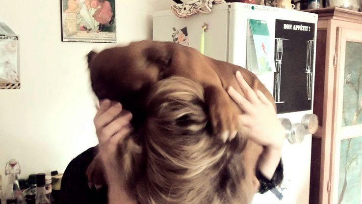 avec le chiot d'une amie qui jouait avec mon chignon ! Adorable loulou !