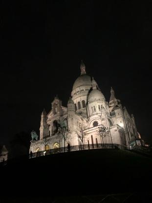 Quoi de mieux qu’une petite balade nocturne accompagné de ses proches pour profiter de la fraîcheur et des monuments vide 