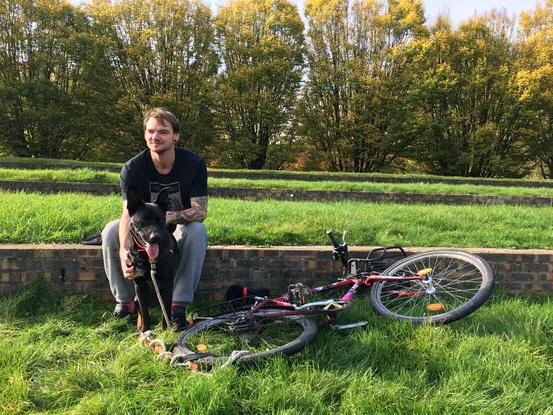 Promenade en vélo pour donald, pensionnaire du refuge spa de Gennevilliers.
