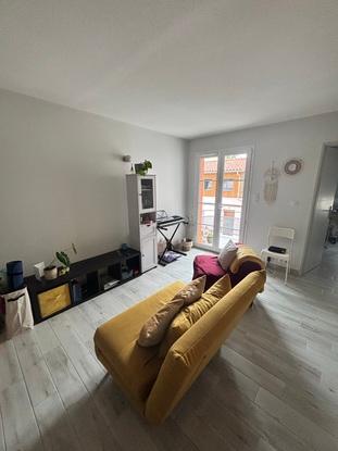 C’est mon appartement , j’habite sol. J’ai une caméra pour surveiller l’animal au cas où je devrais m’absenter de la maison.