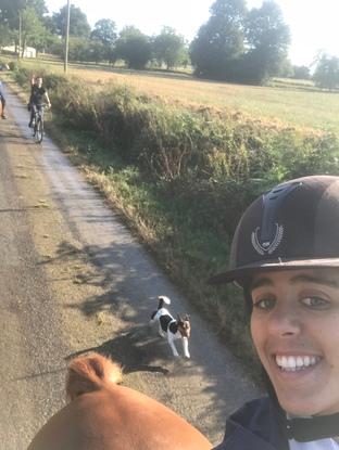 Iwo en promenade avec les chevaux :)