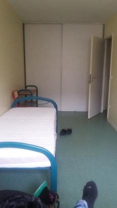 Chambre étidiante avec portes séparant mon espace de celui de ma coloc