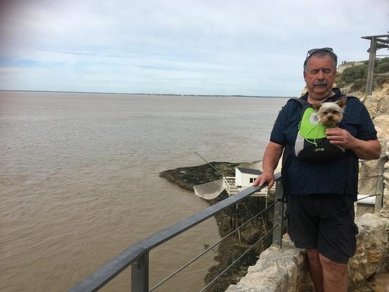 Promenade en Charentes maritimes, je me sens bien contre mon Papa qui me protège du vent!