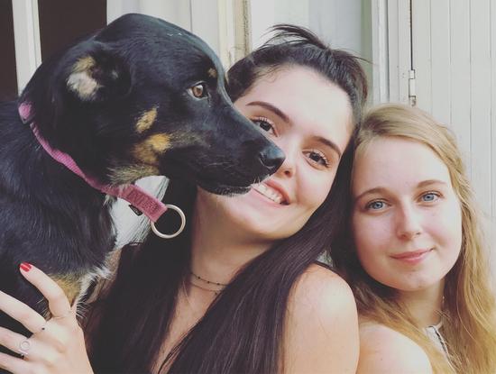 Nena ( Chienne de Aurélie âgée de 2 ans ne vivant pas chez nous), Charlotte et Aurélie. 