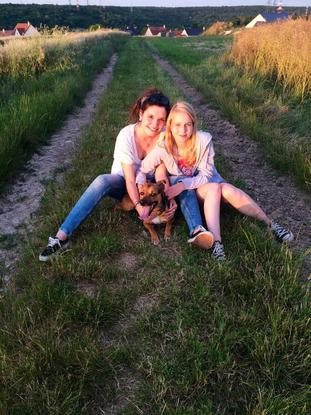 Tina ( Chienne de Aurélie âgée de 9 ans), Charlotte et Aurélie. 