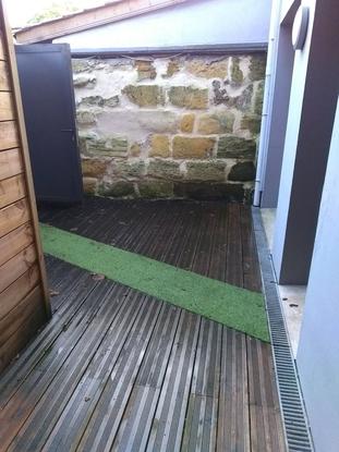 Ma terrasse privé et sécurisée pour laisser les loulous respirer sur les temps hors balade :) 