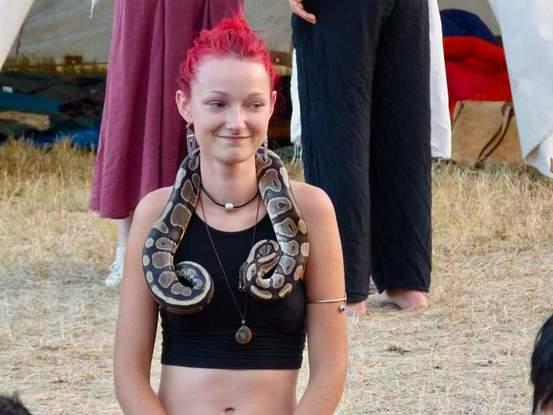 Surprise de voir un python royal au beau milieu d'un jeu de rôle médiéval ! Au beau milieu d'une vallée italienne 