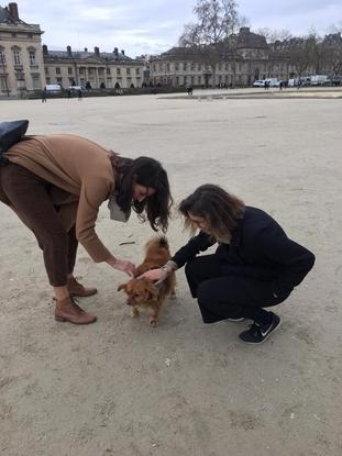 Moi et mon amie avec un chien dans la rue