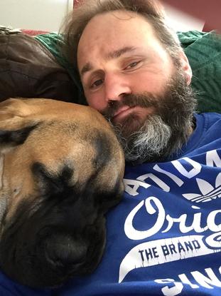 Moment de tranquillité après la balade avec Poutchi (cane corso)
