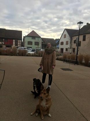 Maya et la chienne de mes grands-parents,