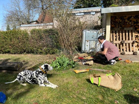 Allumage du barbecue sous la supervision de Bony