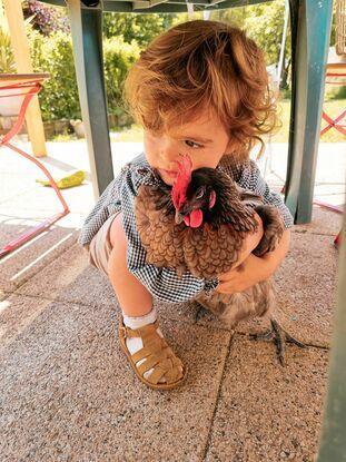 Ma fille et sa poule