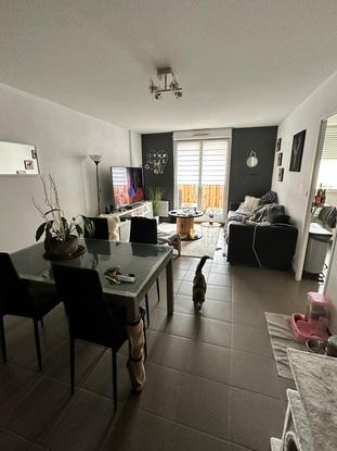 Mon salon avec bon balcon au fond et sur la droite ma cuisine