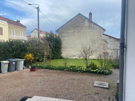 Grand coin d’herbes à l’entrée du jardin