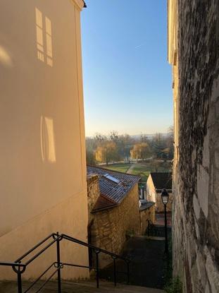 Petit accès à un parc lors d’une balade à proximité de mon appartement 