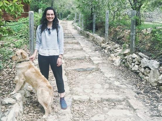 Dans un sentier de la montagne libanaise avec Ozzy, le chien de mon meilleur ami!