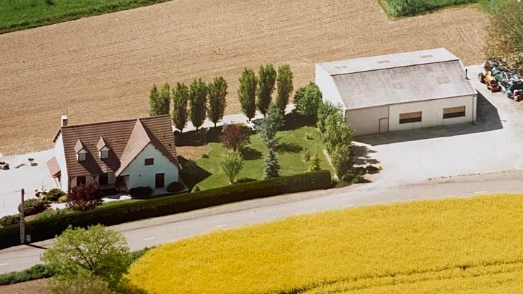 La maison , le terrain , le hangar